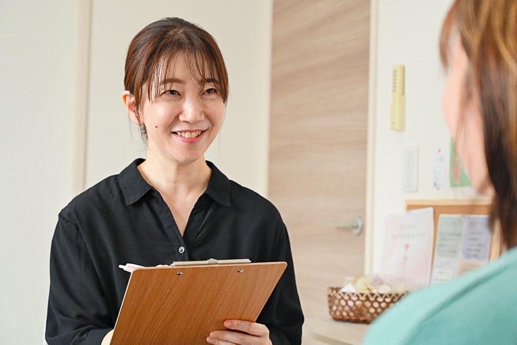 笑顔でカウンセリングをする縁樹の代表